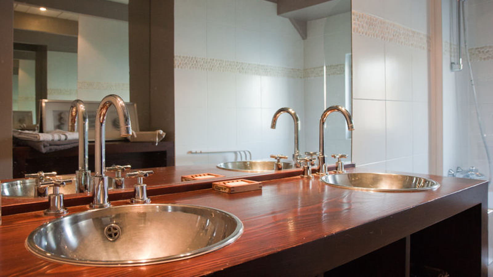 Bois foncé et inox