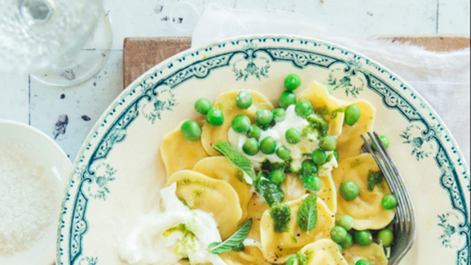Ravioli Ricotta Épinards et Mascarpone, petits pois, stracciatella et pesto vert