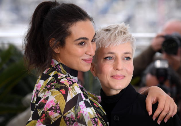 Cam&eacute;lia Jordana pose avec la chanteuse Jeanne Added le 21&nbsp;mai sur le photocall d'"Haut les Filles"