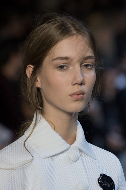 Broche fleur noire du d&eacute;fil&eacute; Viktor & Rolf