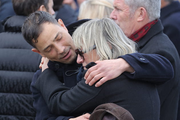 Christine Bravo tombe dans les bras de Steevy Boulay aux obsèques d'Isabelle Mergault