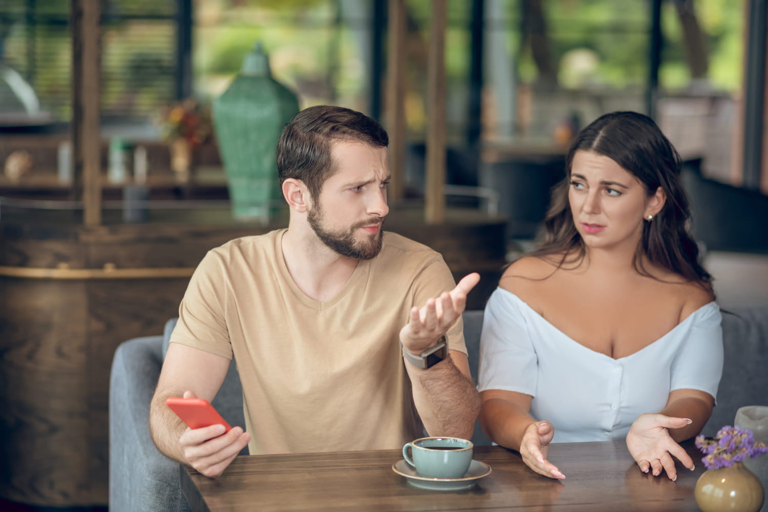 Pourquoi les couples se disputent davantage pendant les vacances selon la psychologie ?