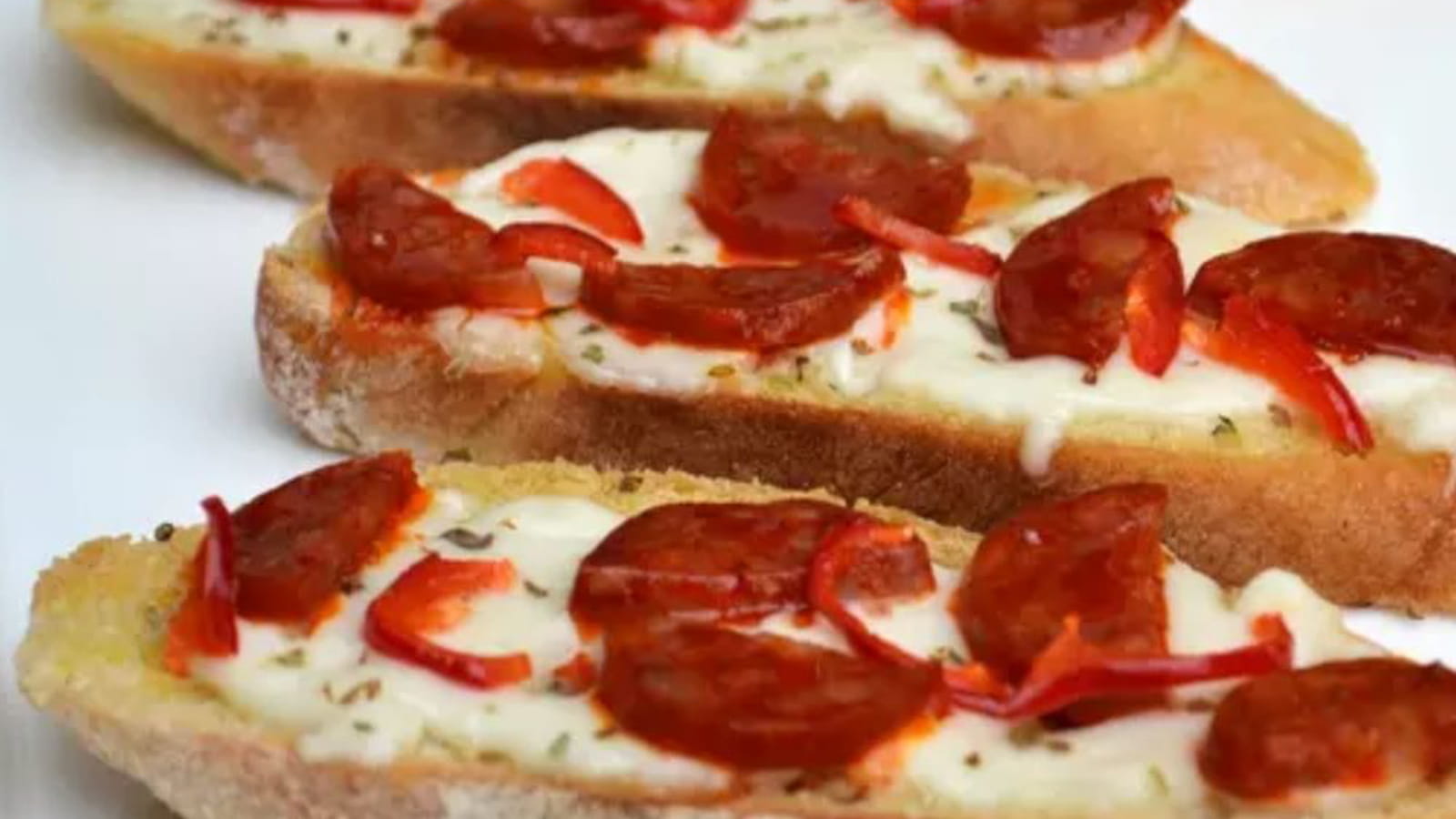 Bruschettas mozzarella, chorizo et piment doux du Chili