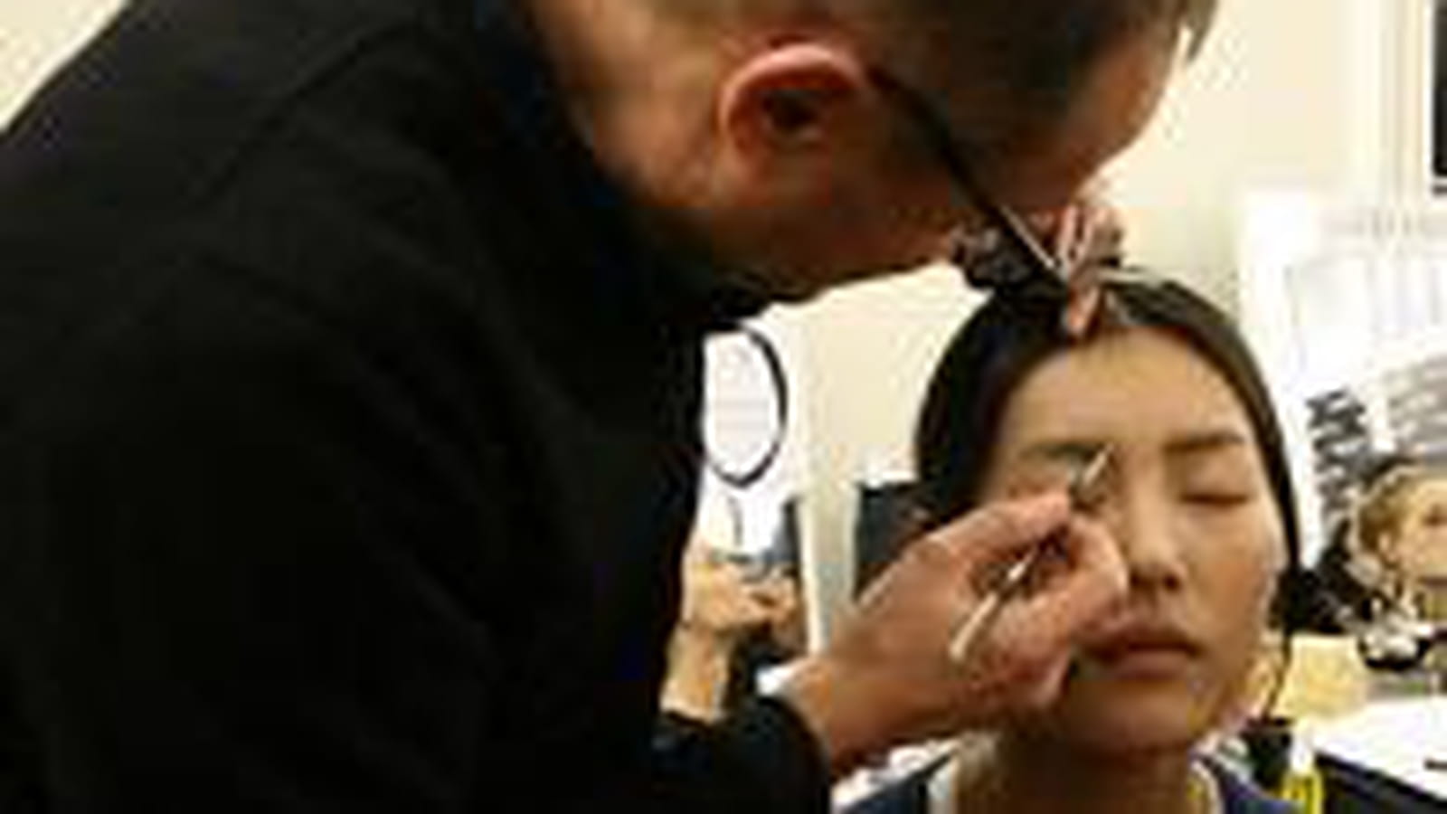 Maquillage : redessiner les sourcils