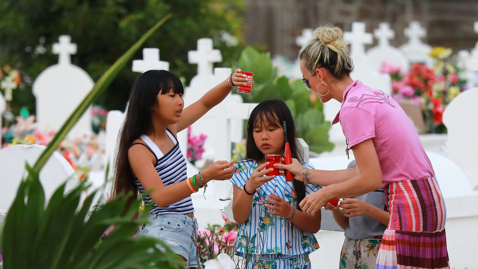 Joy Hallyday sur la tombe de Johnny