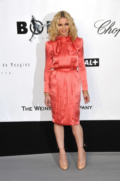 Madonna en robe corail satinée