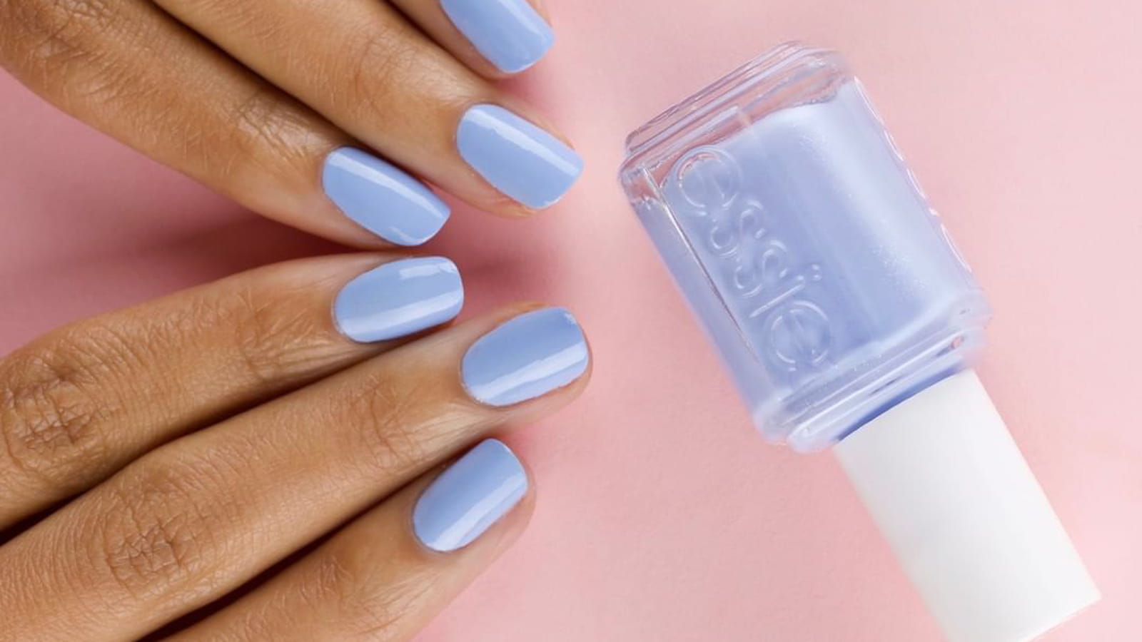 Une manucure bleu pastel