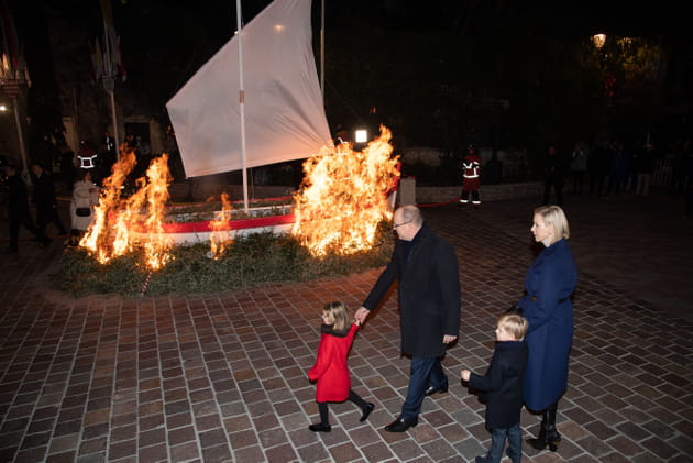 Le Prince Albert et la princesse Charl&egrave;ne ont mis le feu &agrave; un petit bateau de p&ecirc;che, lors de la c&eacute;l&eacute;bration de la Sainte-D&eacute;vote.