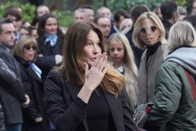 Carla Bruni salue la foule devant chez elle à Paris