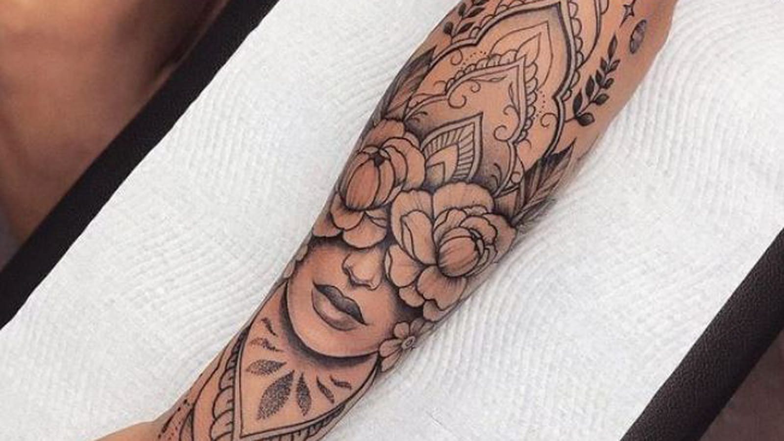 Tatouage mandala sur l'avant-bras