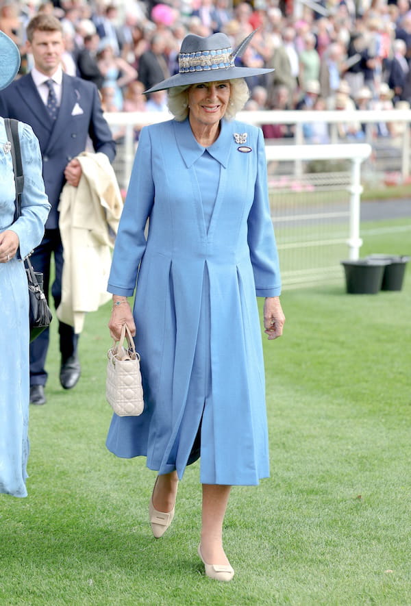 Reine-Camilla-broche-Elizabeth-II