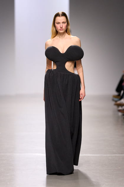Robe bustier noire à découpes aperçue sur le défilé Duran Lantink automne-hiver