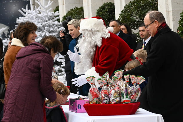 Charlene et Albert distribuent des cadeaux de Noël au palais