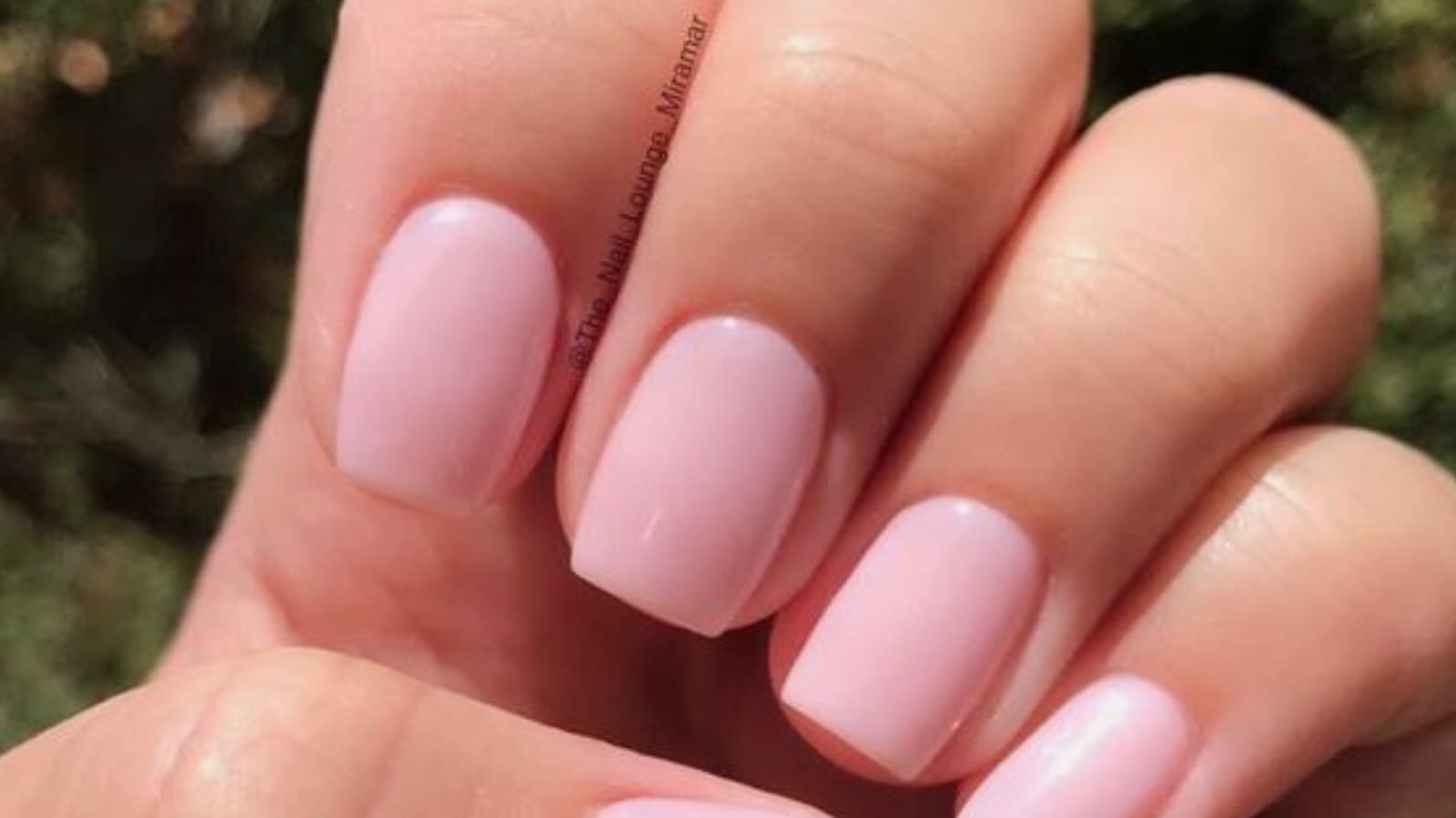 Des ongles roses en forme de ballerine