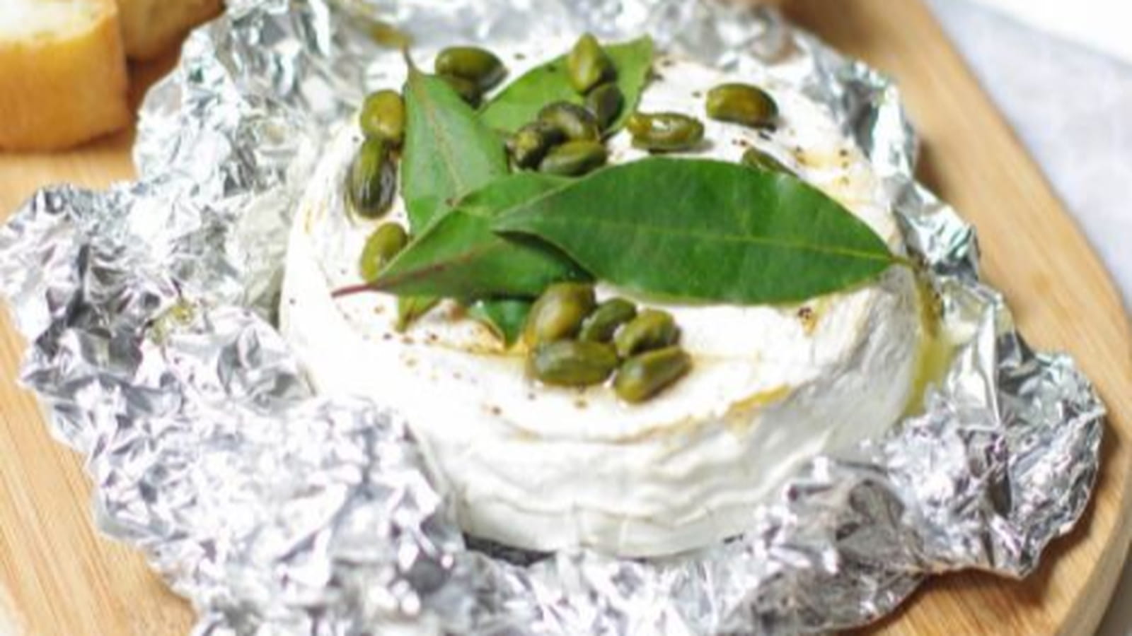 Camembert rôti au miel, pistaches et laurier