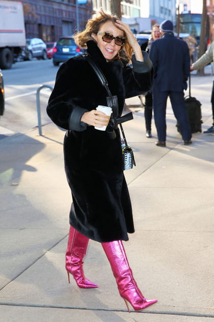 Philippine Leroy-Beaulieu en manteau noir et cuissardes roses