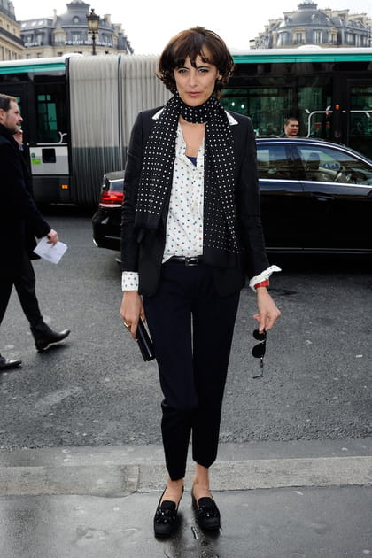 Ines de la Fressange en tailleur noir ajusté et foulard à pois