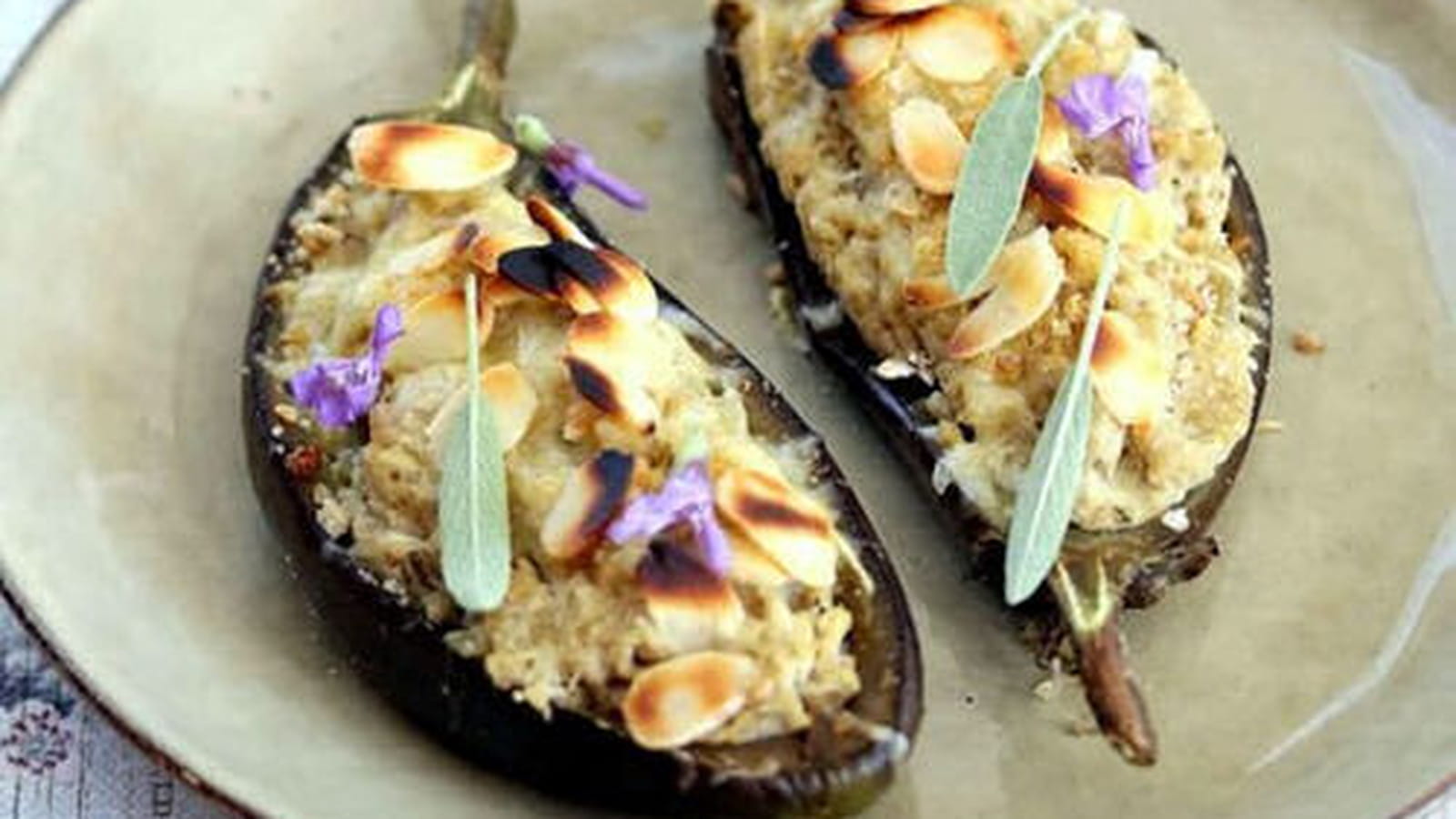 Aubergines farcies au poulet, sauge fraîche et son croustillant d'amandes