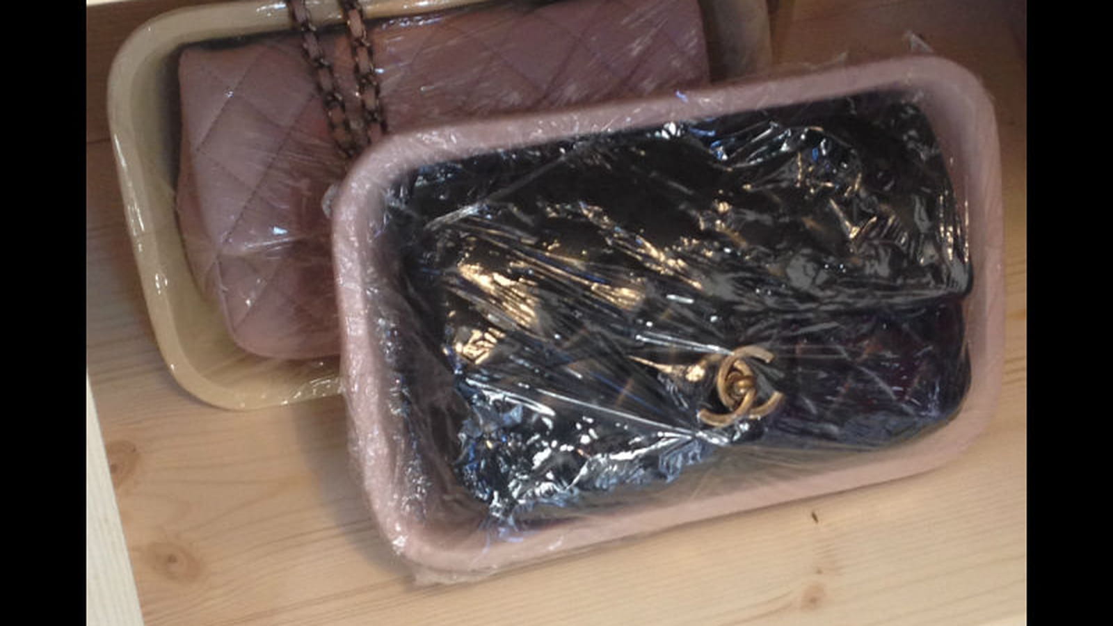 Des sacs sous cellophane
