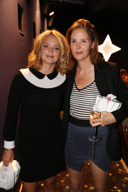 Virginie Efira en robe noire à col claudine et sac à main blanc