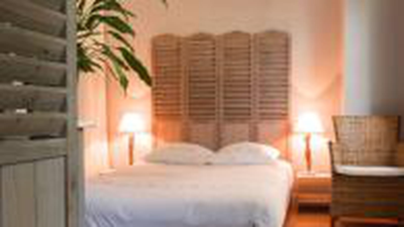 Des paravents en bois pour la tête de lit