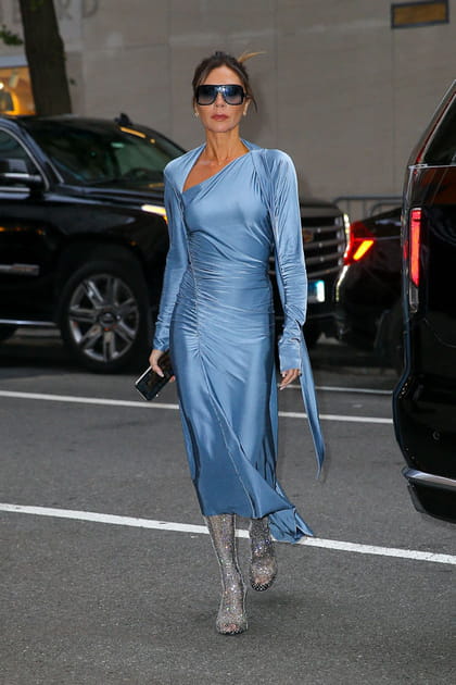 Victoria Beckham en robe métallisée bleue et bottes pailletées