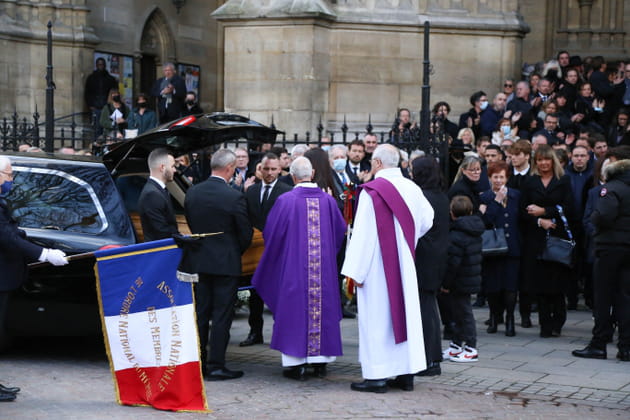 Nathalie Marquay face au cercueil