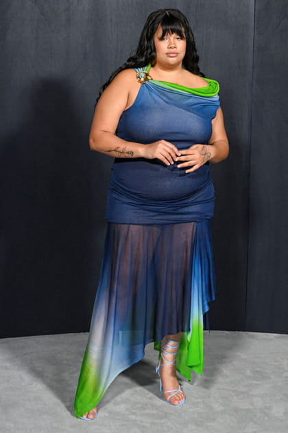 Shygirl en robe asym&eacute;trique multicolore et transparente au d&eacute;fil&eacute; Ferragamo