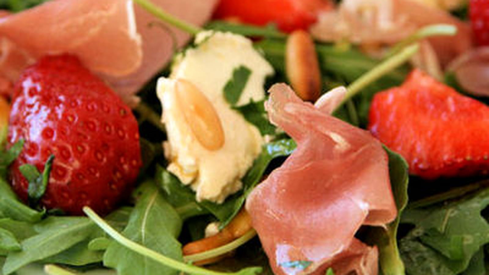 Salade de roquette aux fraises, vinaigrette au miel