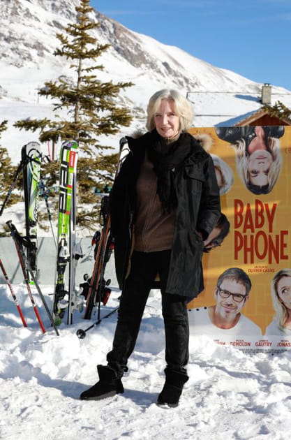 Marie-Christine Adam en ensemble noir et pull marron