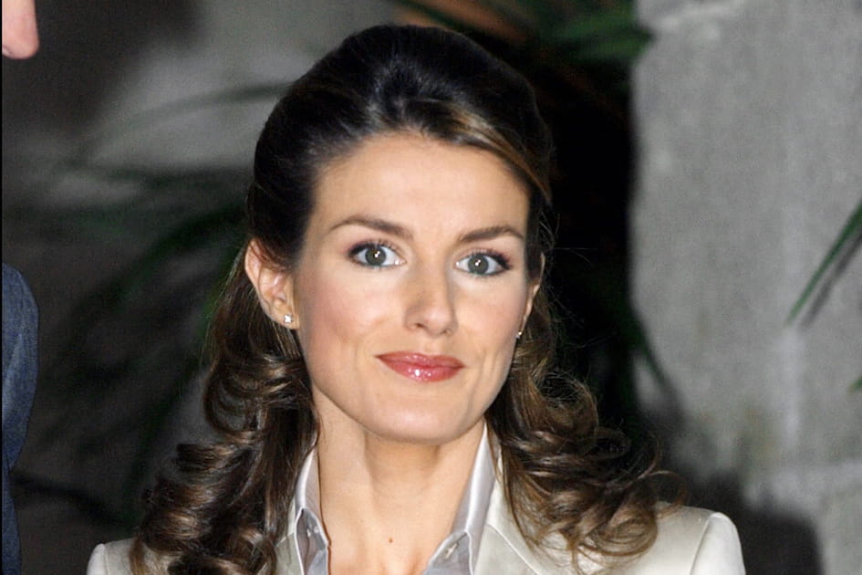 La demi queue de cheval boucl&eacute;e de Letizia d'Espagne