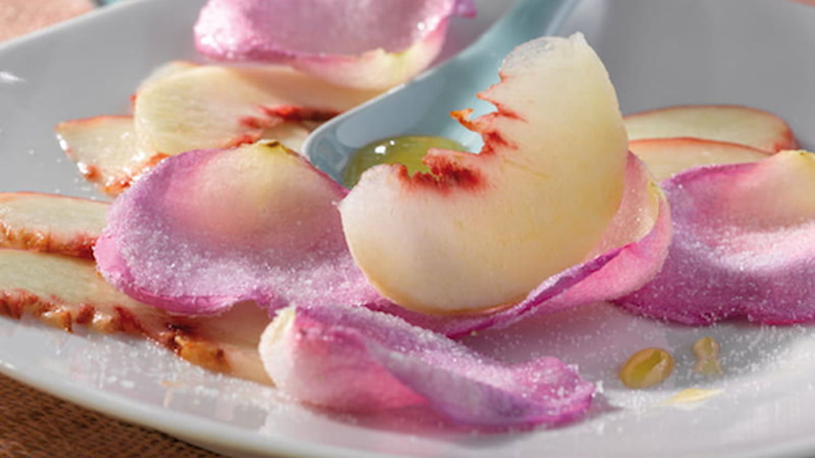 Carpaccio de pêches blanches et pétales de rose cristalisées