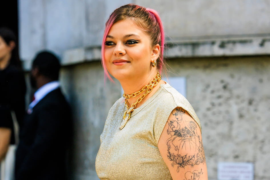 Les cheveux roses avec racines fonc&eacute;es de Louane