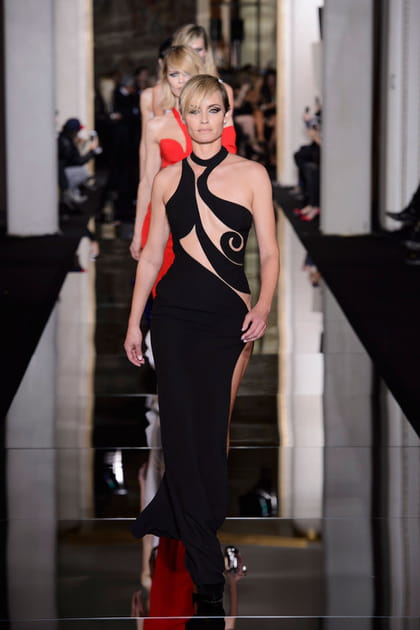 Amber Valletta, splendide sur le podium du d&eacute;fil&eacute; Atelier versace