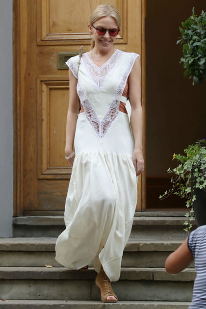 Kylie Minogue en robe maxi blanche &agrave; d&eacute;collet&eacute; en V