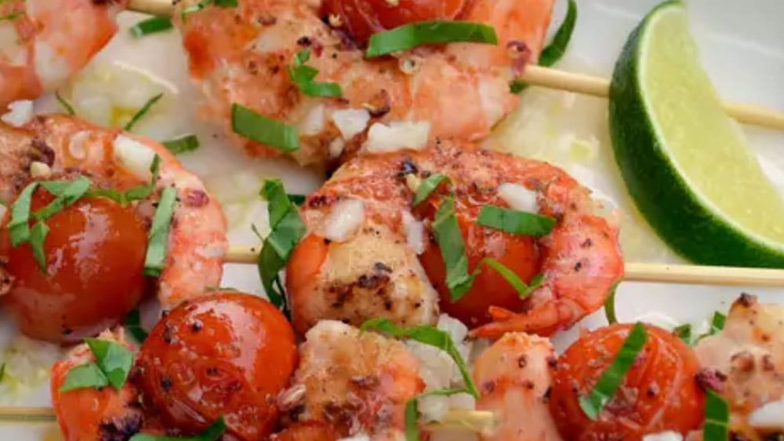 Brochettes de gambas marinées au citron vert, ail et baies de Szechuan rouge