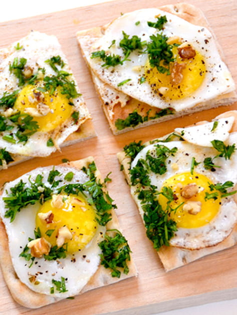 Toasts su&eacute;dois aux oeufs de caille, cerfeuil et noix