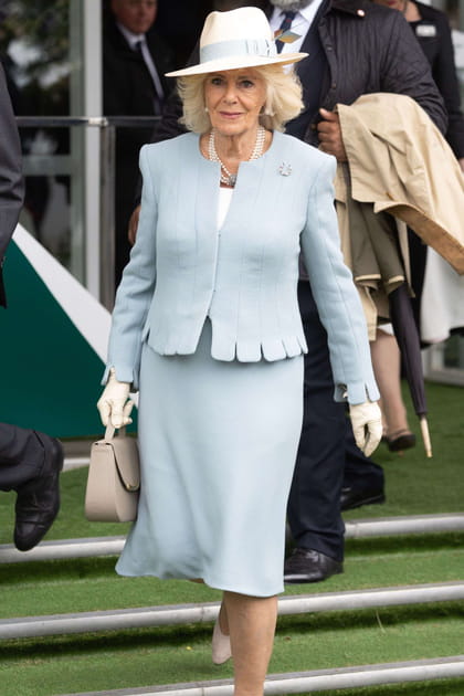 Camilla Parker-Bowles en tailleur bleu ciel