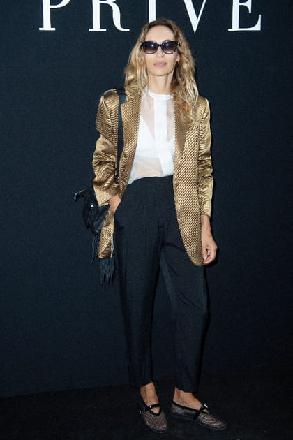 Alexandra Golovanoff en chemisier transparent, veste dor&eacute;e et ballerines transparentes clout&eacute;es