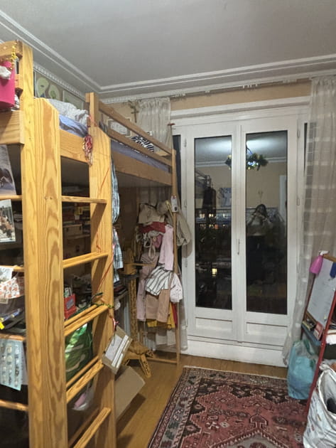 Avant&nbsp;: une chambre spacieuse, mais satur&eacute;e