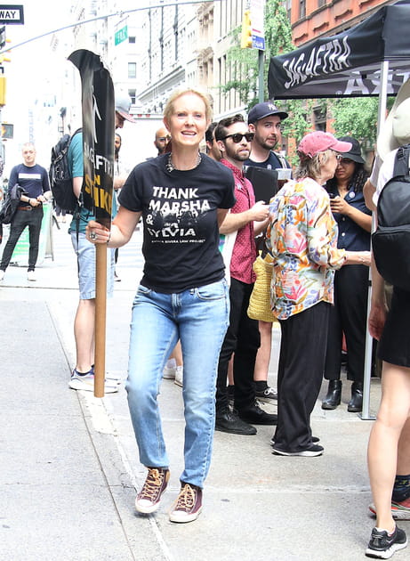 Cynthia Nixon (Sex And The City) fait grève devant Netflix et Warner Bros