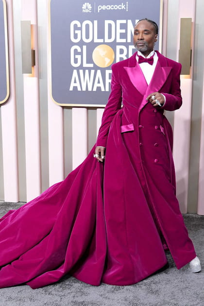 Billie Porter dans un manteau de velours rose fuchsia Christian Siriano