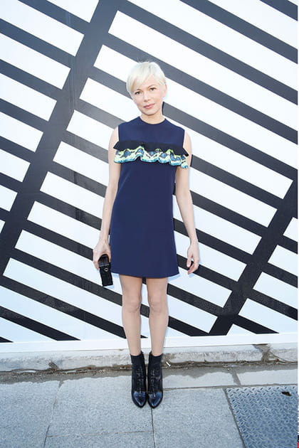 Michelle Williams en robe marine sans manches