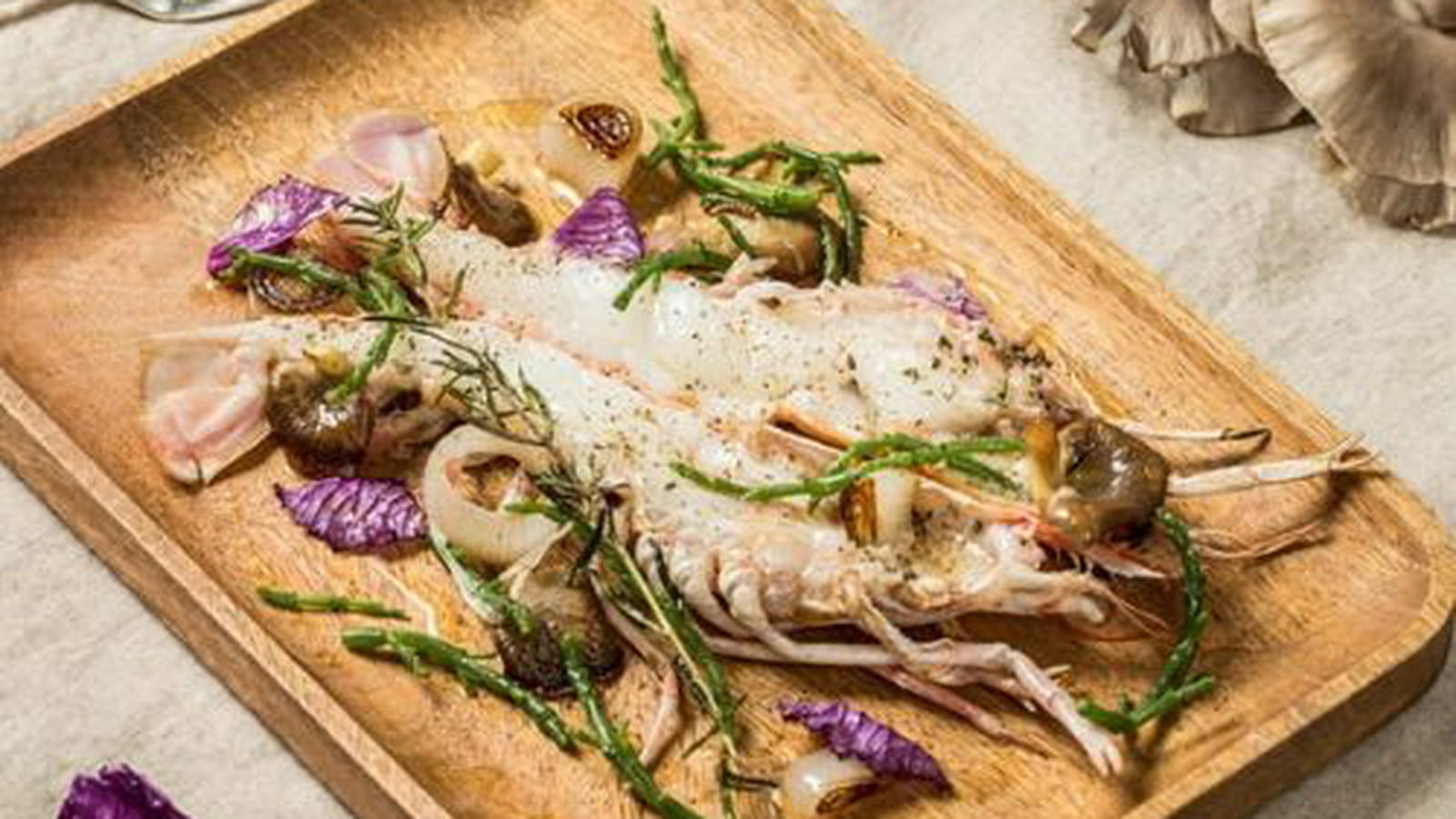 Langoustines forestières, salicorne et chou rouge