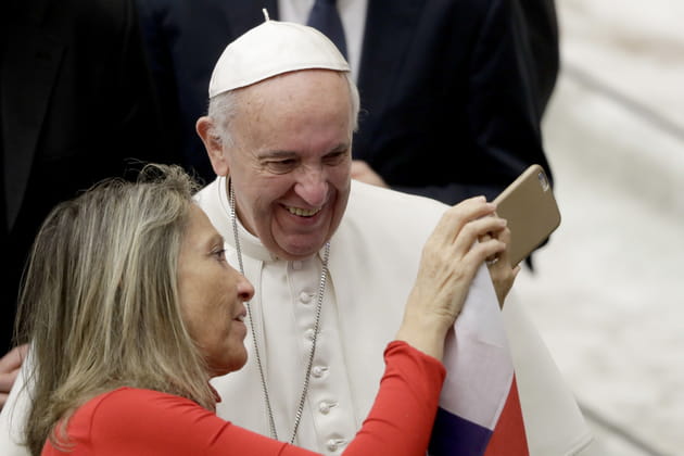 Le pape François tape la pose