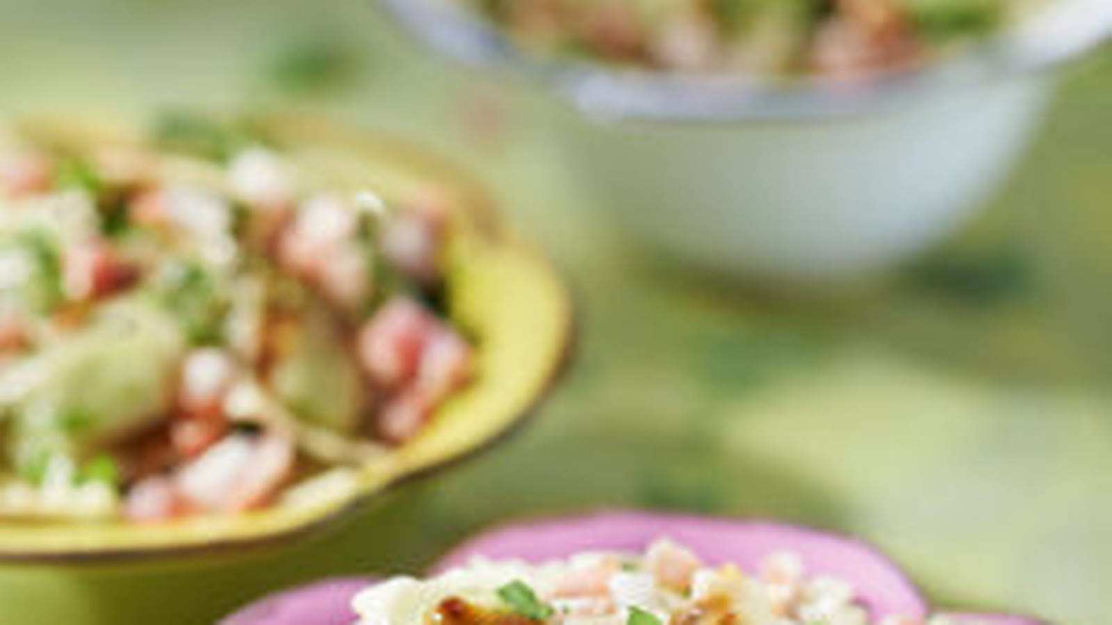 Salade de ravioles aux herbes, jambon cru et vinaigrette à l'orange