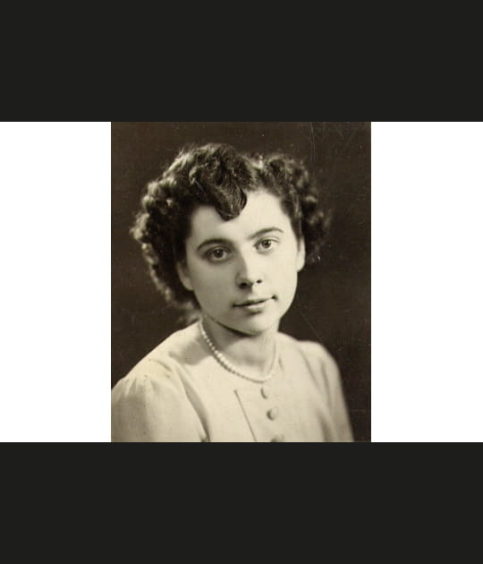 La boucle qui tombe sur le front