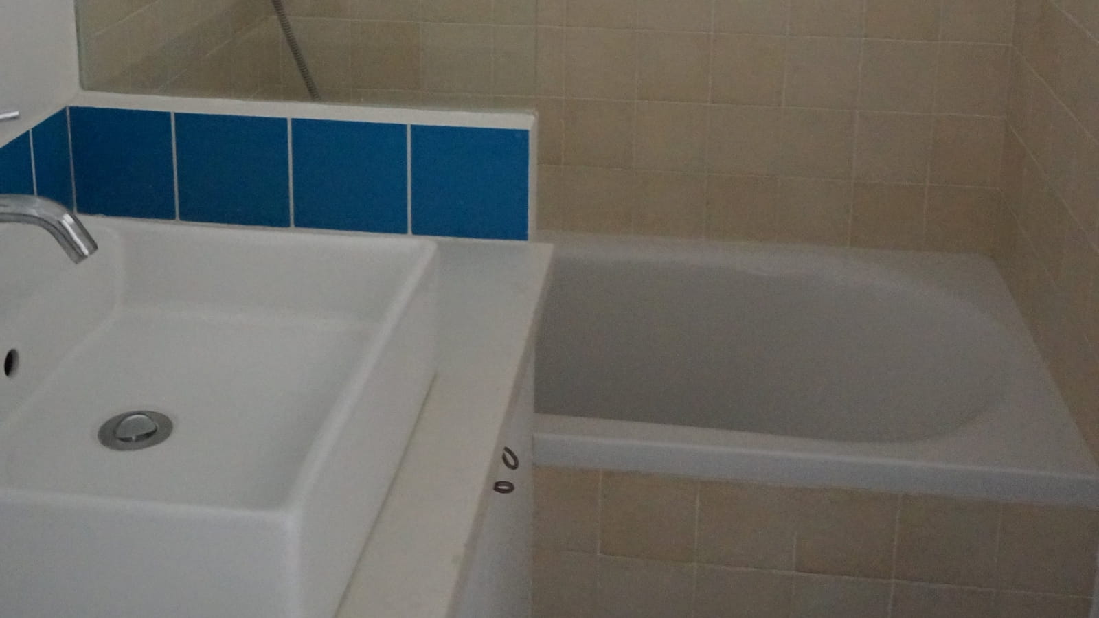 Salle de bains démodée