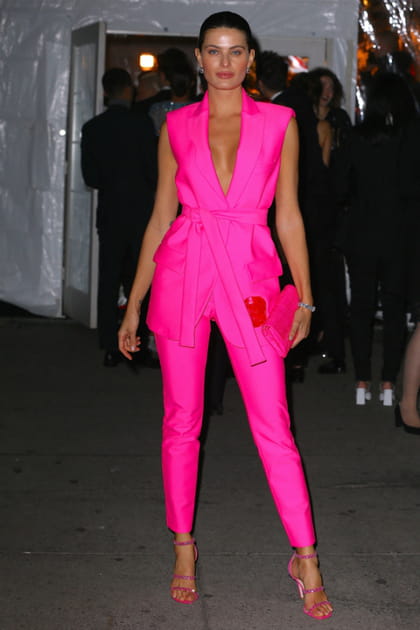 Isabeli Fontana en rose fluo