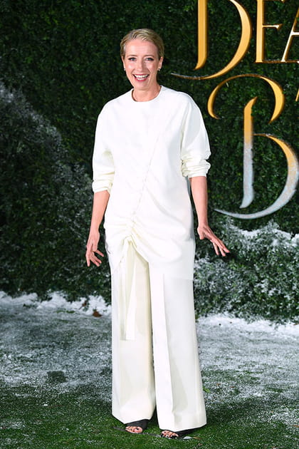 Emma Thompson en pantalon blanc et tunique ton sur ton